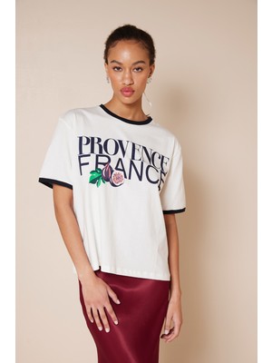 Avrile Kontrast Detaylı Yazı Baskılı T-Shırt