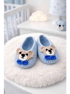 Bishop Sevimli Ayıcık Detaylı Papyonlu El Örgüsü Bebek Ev Patiği (Hediye Paketinde)