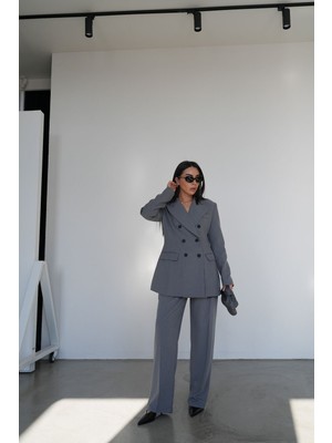 Özge Özgenç Kruvaze Yaka Ceket Pantolon Takım