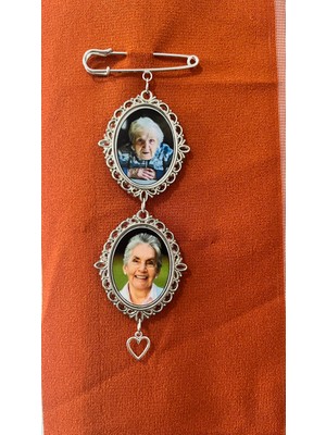 Zemora Jewelry 2 Fotoğraflı Kişiye Özel Gümüş Anı Çengeli – Hatıra Iğnesi, Gelin Buketi & Damatlık Yaka Iğnesi