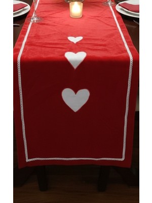 Yarımada Kadın Kooperatifi Sofralarınızda Aşkın ve Zarafetin En Şık Halini Yansıtmaya Hazır Mısınız? Sevgililer Günü’ne Özel Olarak Tasarlanan Bu Göz Alıcı Runner, En Özel Akşam Yemeklerinizi Unutulmaz Bir Şölene Dönüştürüyor.