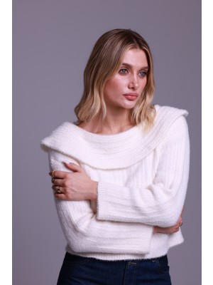 Kayık Yaka Beyaz Tüylü Kazak