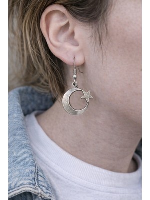 Herşey Nota Moon Star Loop – Ay ve Yıldız Figürlü Gümüş Renk Unisex Sallantılı Küpe