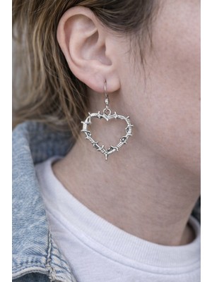 Herşey Nota Thorned Heart Charm – Diken Detaylı Kalp Figürlü Gümüş Renk Unisex Sallantılı Küpe