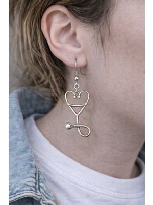 Herşey Nota Care Heart Charm – Kalp Formlu Stetoskop Figürlü Gümüş Renk Unisex Sallantılı Küpe