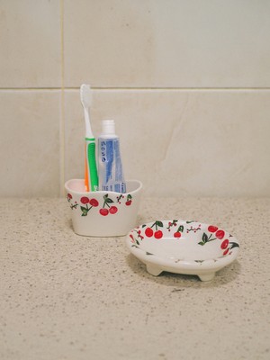 Özbience El Yapımı Seramik Banyo Seti 2'li, Kiraz Desenli Sabunluk ve Diş Fırçalık