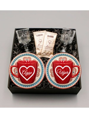 As Gift Kişiye Özel Kırmızı Renginde Fincan Takımı & Cam Kahve Yanı Su Bardağı & Mehmet Efendi Türk Kahvesi Hediye Seti