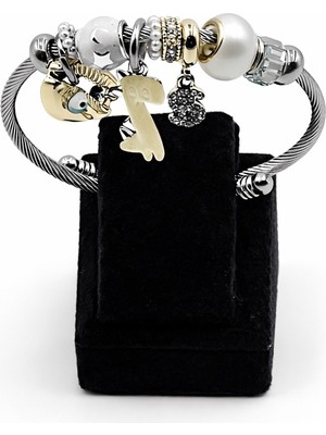 Pangu Inci ve Harf Detaylı Gümüş Renk Çelik Charm Bileklik