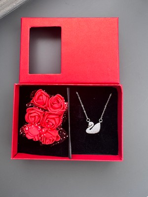 Gözde Aksesuarım Güllü Kutusunda Gümüş Renk Kuğu Kolye Çelik