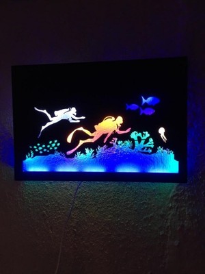 PremiumPort Dalgıç ve Su Altı Temalı LED Işıklı Ahşap Tablo, Deniz Renkleri ve Işık Detayı