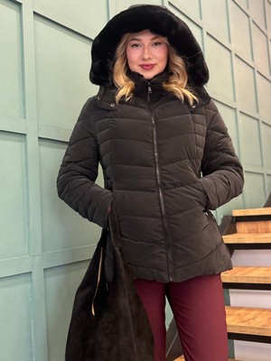 Dörtelle Kadın Önü ve Cepleri Fermuarlı Yanları Çıtçıtlı Kapşonu ve Kürkü Çıkartılabilen Mont