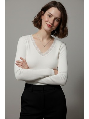Evolaria Kadın Beyaz Pamuklu Kaşkorse Dantelli V Yaka Ön Arka Dekolteli Slim Fit Esnek Bluz