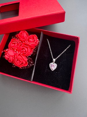 Gözde Aksesuarım Güllü Kutuda Pembe Kalpli Kolye Çelik