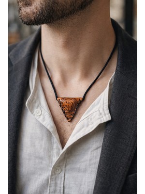 Herşey Nota Kahverengi Deri Muska Cevşen Erkek Kolye