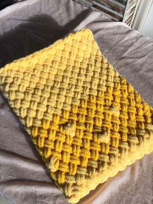 Kalp Nakışlı El Örmesi Pofuduk Bebek ve Tv Battaniyesi