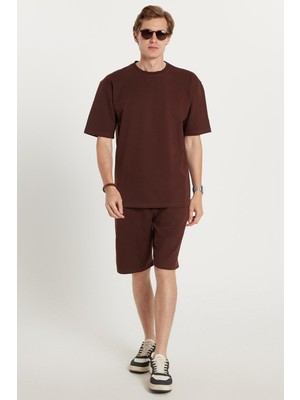 Tudors Erkek Standart Fit Normal Kesim Pamuklu Bisiklet Yaka Beli Bağcıklı Kahverengi Şort Takım