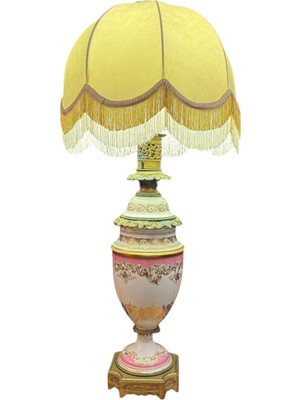 TT 1900 Başları Fransız Gaz Lambası Formunda Pirinç ve Porselen'den 85 cm Boyunda Abajur