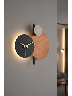 Muyika LED Işıklı Modern Metal Duvar Saati – Sessiz Mekanizma, Dekoratif El Boyama Tasarım (48X44 Cm)