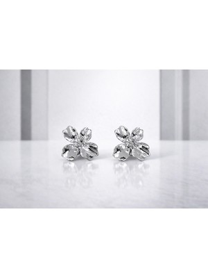 Gümüş Renk Çiçek Detaylı Küpe