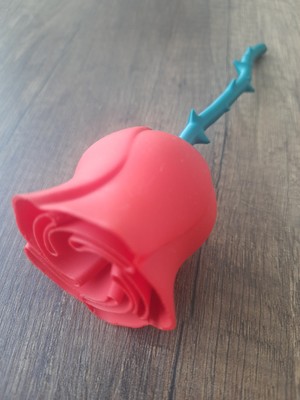 3D Baskı Kırmızı Gül – Solmayan Dekoratif Gül, Siyah Dikenli Sap