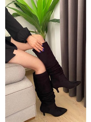 M&B COLLECT Kadın Tamara Siyah Süet Körüklü Sivri Burun Çivi Topuk Çizme