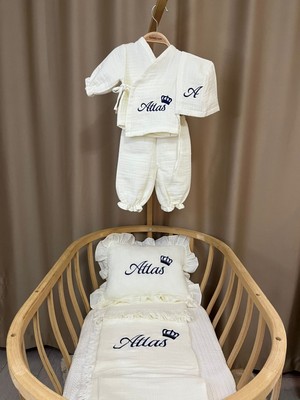 Handemnakış Tasarım Isimli Nakışlı Müslin 5'li Hastane Çıkış Seti - Alt Üst Takım Şapka Battaniye Yastık Kılıfı