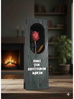 Üzeri Yazılı Siyah Kutu Içinde Kırmızı Gül