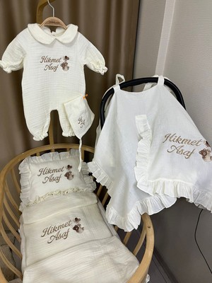 Handemnakış Tasarım Isimli Nakışlı Müslin 5'li Hastane Çıkış Seti -Tulum Şapka Battaniye Puset Örtüsü Yastık Kılıfı