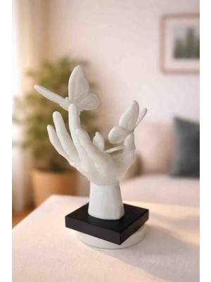 Dekoratif Beyaz El ve Üzerinde Uçuşan Kelebekler