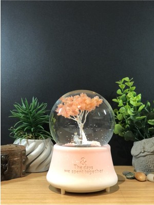 Normadia Ağaç Altında Oturan Çiftli Romantik Püskürtmeli Büyük Kar Küresi