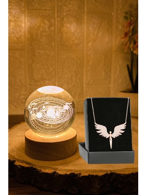 Normadia LED Işıklı Ahşap Standlı Güneş Sistemi ve Gold Melek Kolye Seti