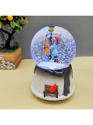 Normadia Işıklı ve Müzikli Orta Boy Kar Küresi, Sokak Lambası Altında Aşıklar Tasarımı