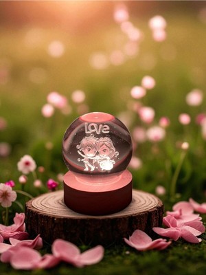 Normadia Renkli 3D Kristal Cam Kar Küresi, USB Ahşap Tabanlı Romantik Çift Teması