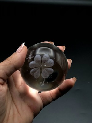 Normadia Işıklı Ahşap Standlı Dört Yapraklı Yonca Cam Küre, USB Bağlantılı