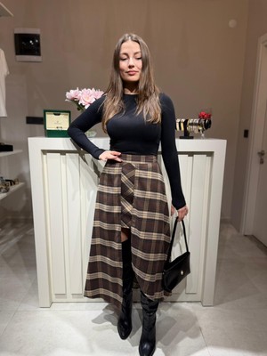 Yüksek Bel Ekose Desenli Asimetrik Yırtmaçlı Midi Etek – Kahverengi