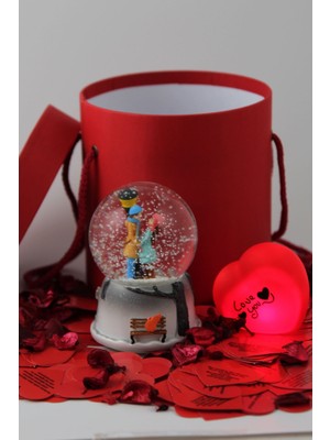 Normadia Sevgili Temalı Müzikli ve Işıklı Kar Kürü Seti, Kırmızı Kutu