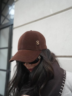 Atelier Tuğba ŞPK001 Kişiye Özel Süet Şapka Metal Harf Detaylı