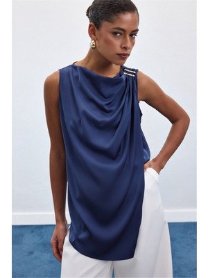 Sateen Aksesuar Detaylı Kolsuz Bluz - Lacivert