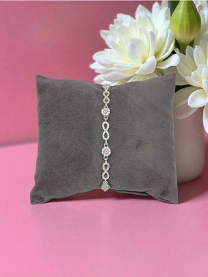 Lunel Silver Taşlı Sonsuzluk ve Çiçek Figürlü Gümüş Bileklik – Zarif ve Işıltılı Tasarım