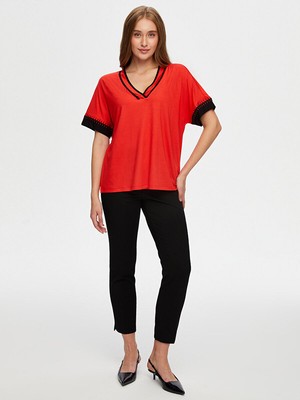 Faik Sönmez Kolu Nakış Detaylı Renk Bloklu V Yaka T-Shırt W26TSH060