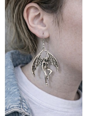 Herşey Nota Aerial Flow – Kanatlı Figürlü Gümüş Renk Unisex Sallantılı Küpe