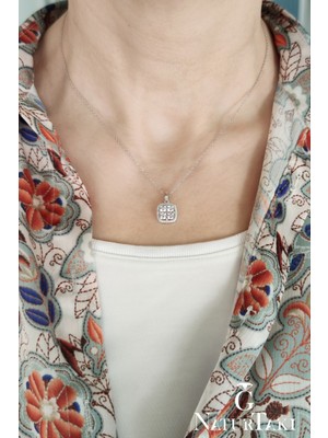 PremiumPort Şık Taşlı Gümüş Kadın Kolye Ucu, Zarif ve Özel Tasarım Detaylar