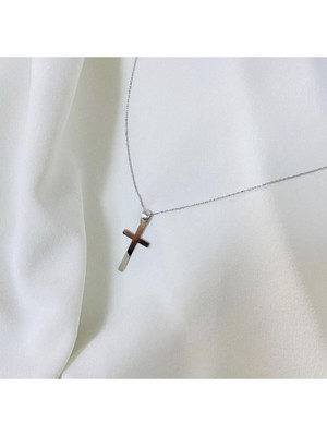 PremiumPort Gümüş Renkli Zarif Haç Modeli Takı, Şık ve Modern Tasarım