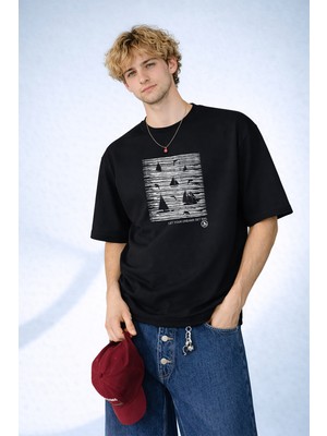 Caddekombin Erkek Let Your Dreams Set Sail Baskılı Yelkenli Desenli Siyah T-Shirt