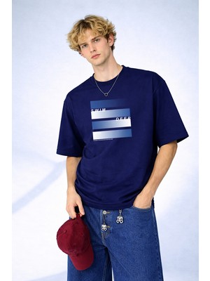 Caddekombin Erkek Okyanus Katmanları: Mavi Tonlu Dikdörtgen Grafik Tasarım Lacivert T-Shirt