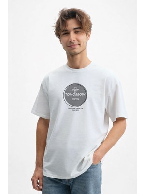 Caddekombin Erkek Zamanın Ruhu: Now Or Tomorrow Yazılı Beyaz T-Shirt