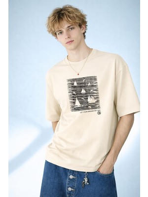Caddekombin Erkek Let Your Dreams Set Sail Baskılı Yelkenli Desenli Bej T-Shirt