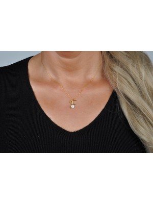 PremiumPort Gümüş Harfli Çiçek Desenli Kolye, Zarif ve Şık Takı Seçeneği