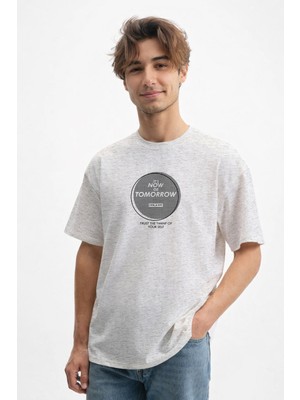 Caddekombin Erkek Zamanın Ruhu: Now Or Tomorrow Yazılı Gri T-Shirt