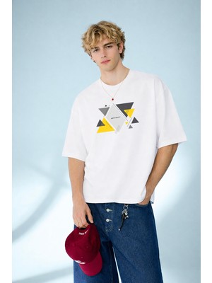 Caddekombin Erkek Abstract Yazılı Geometrik Üçgen Tasarım Bisiklet Yaka Beyaz T-Shirt